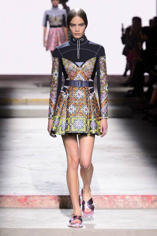 Nina Marker läuft für Mary Katranzou in London