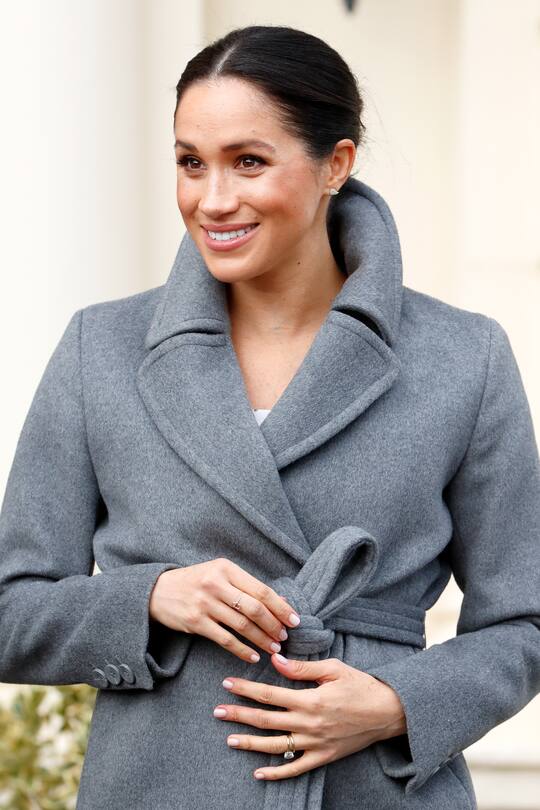 TWICKENHAM, UNITED KINGDOM - DECEMBER 18: (EMBARGOED FOR PUBLICATION IN UK NEWSPAPERS UNTIL 24 HOURS AFTER CREATE DATE AND TIME) Meghan, Duchess of Sussex visits the Royal Variety Charity's Brinsworth House on December 18, 2018 in Twickenham, England. Brinsworth House is a residential nursing and care home for those who have worked professionally in the entertainment industry. (Photo by Max Mumby/Indigo/Getty Images)