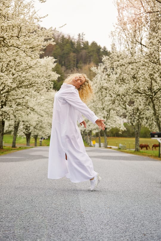 Jolanda in North Carolina Dress by www.Juliajentzsch.com hair&make up: Veronika Robova Jolanda Neff während der Corona-Krise bei Ihrem Freund in Ashville, Sout Carolina, USA. März 2020