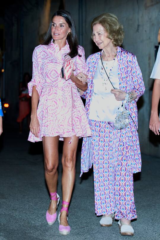 PALMA DE MALLORCA, SPAIN - AUGUST 07: Queen Letizia of Spain (L) and Queen Sofia (R) leave the Beatnik restaurant on August 07, 2022 in Palma de Mallorca, Spain. (Photo by Carlos Alvarez/GC Images)