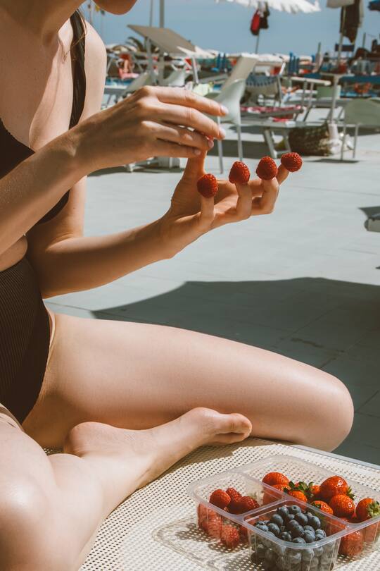 Himbeeren auf den Fingern in der Badi