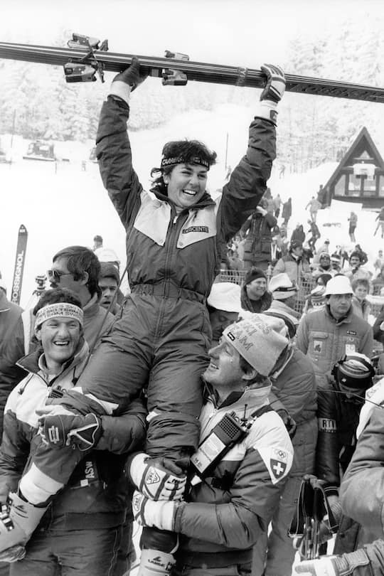 Ist in den goldenen 1980er-Jahren eine der erfolgreichsten Schweizerinnen: Michela Figini wird auf Händen getragen.