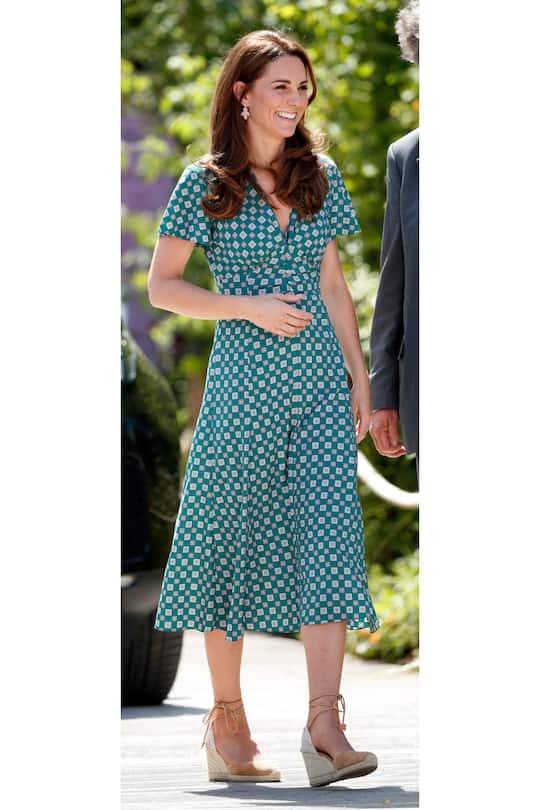 LONDON, UNITED KINGDOM - JULY 01: (EMBARGOED FOR PUBLICATION IN UK NEWSPAPERS UNTIL 24 HOURS AFTER CREATE DATE AND TIME) Catherine, Duchess of Cambridge visits the RHS Hampton Court Palace Garden Festival to view the RHS 'Back to Nature Garden' which she co-designed at Hampton Court Palace on July 1, 2019 in London, England. (Photo by Max Mumby/Indigo/Getty Images)