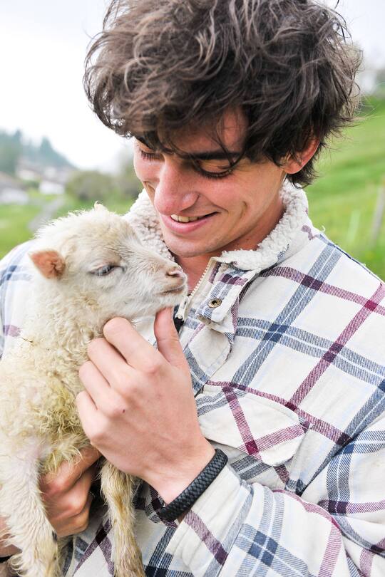 Jan Bühlmann mit Schaf