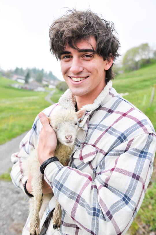 Jan Bühlmann mit Schaf