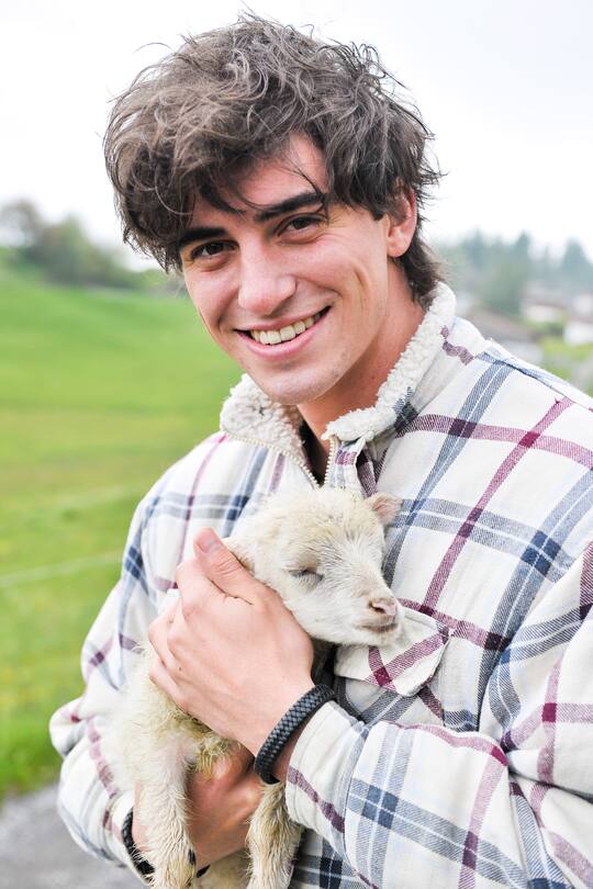 Jan Bühlmann mit Schaf