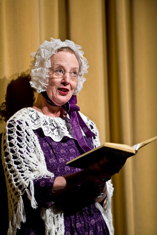 Königin Margrethe (DK), Denmark, Naestved, 20080518, 18 Mai 2008, Freizeit, bei Kinderballet, wo Sie die Verkleidung und Dekoration für die Abtanz Ballett designte, Spass haben, Mimik, Bühne, Vorlesen, Halbfigur, Verkleidung, Buch------------------------------ _STF6688.NEF had for the 28th. time designed the costumes stage decorations for the Susanne Heerings School. She also read the the story tale about the little tin soldier.The annual show was held at Naestved.