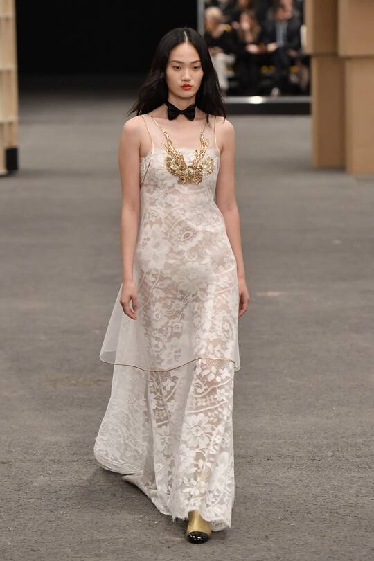 PARIS, FRANCE - JANUARY 24 : A model walks the runway during the Chanel Haute Couture Spring/Summer 2023 fashion show as part of the Paris Haute Couture Week on January 24, 2023 in Paris, France. (Photo by Victor VIRGILE/Gamma-Rapho via Getty Images)