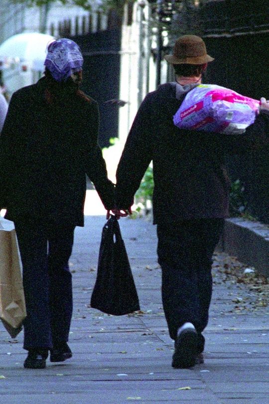 Julia Roberts und Danny Moder schlendern gemütlich im Schlabber-Look und Hand in Hand durch die Gegend.