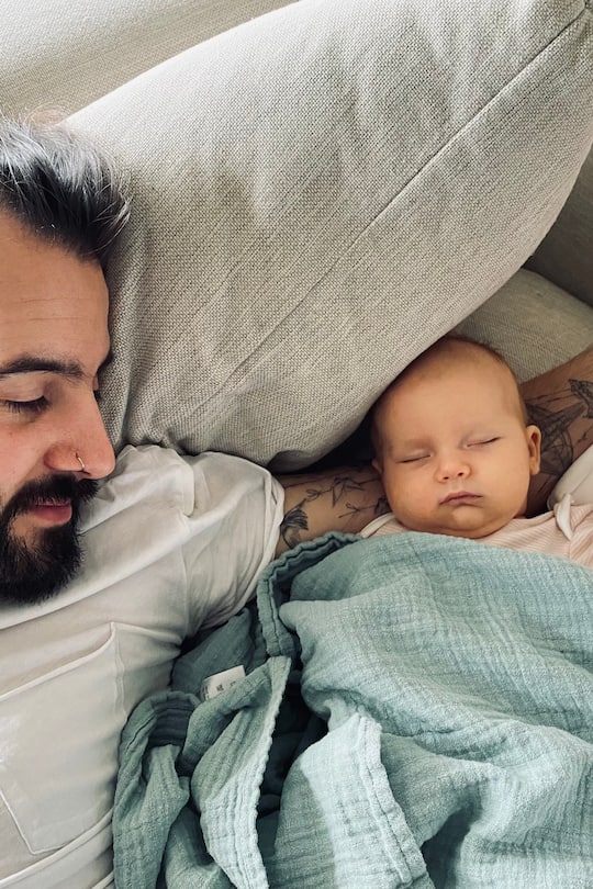 Stee Gfeller mit Baby Juno