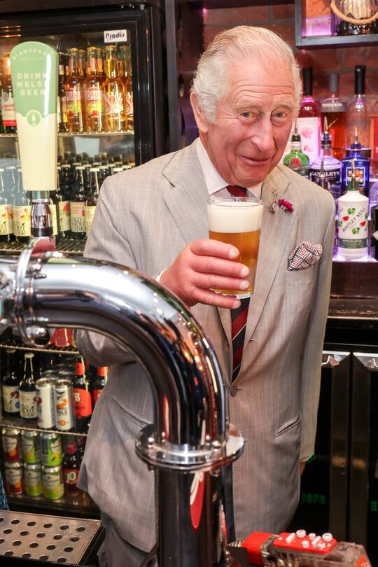 King Charles III. mit einem Bier