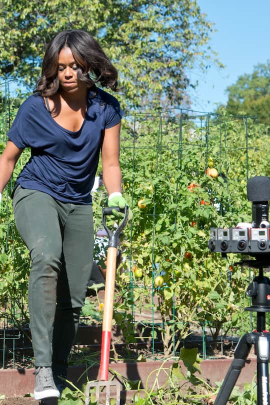 October 6, 2015 - Washington, DC, United States: First Lady Michelle Obama gets assistance from school children as she harvests vegetables from the White House garden. (Patsy Lynch/Polaris) (FOTO:DUKAS/POLARIS) *** Local Caption *** 05280467