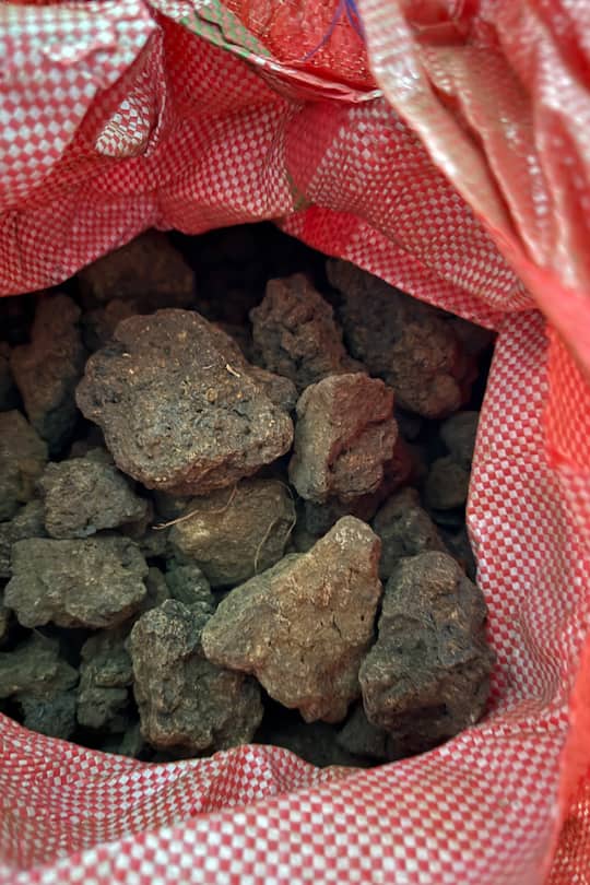 Wissenschaftlich betrachtet enthält Shilajit eine komplexe Mischung aus über 80 Mineralien, Fulvinsäure, Huminsäuren und Spurenelementen wie Eisen, Zink und Magnesium.