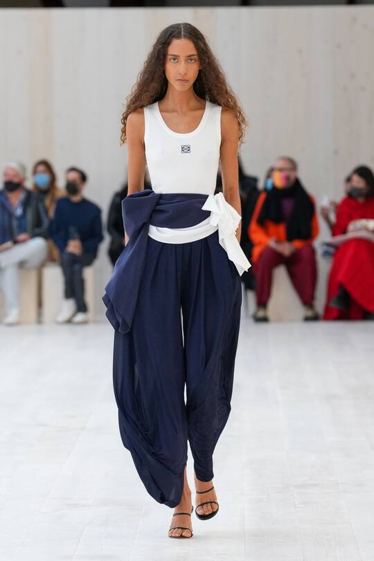PARIS, FRANCE - OCTOBER 01: (EDITORIAL USE ONLY - For Non-Editorial use please seek approval from Fashion House) A model walks the runway during the Loewe Womenswear Spring/Summer 2022 show as part of Paris Fashion Week on October 01, 2021 in Paris, France. (Photo by Peter White/Getty Images)
