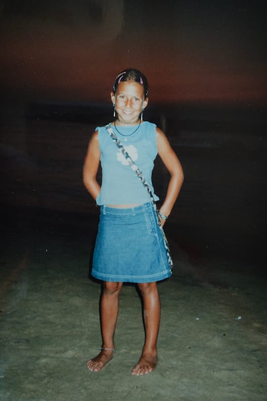 Wendy Holdener lächelt als Kind am Strand von Cattolica bei Rimini in die Kamera.