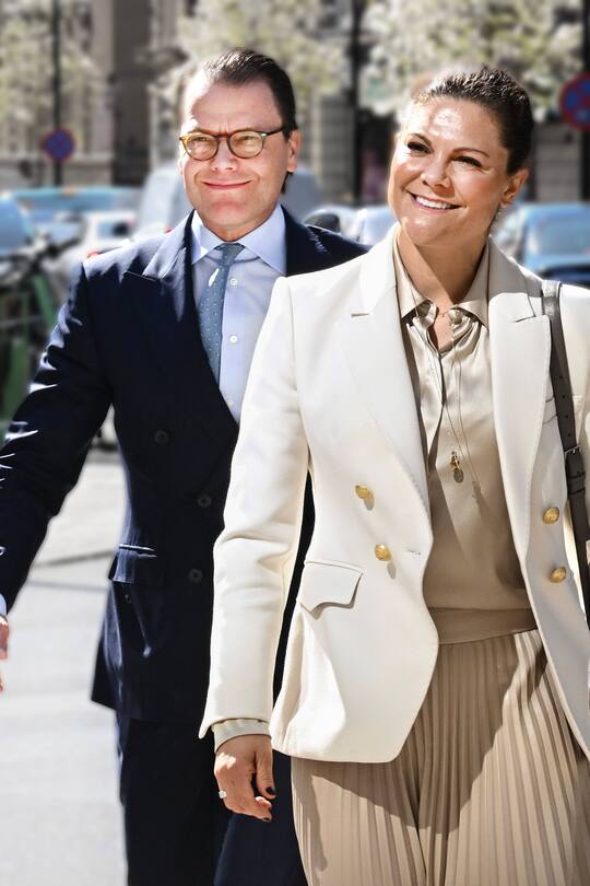 Prinz Daniel hat kein Problem damit, stets zwei Schritte hinter seiner Ehefrau zu laufen.