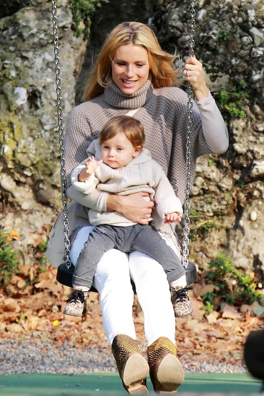 27.OCTOBER.2014 - MILAN - ITALY *** EXCLUSIVE ALL ROUND PICTURES ****** DOUBLE SPACE RATES APPLY FOR GERMAN CLIENTS****** NOT AVAILABLE FOR ITALY ***PREGNANT TV PRESENTER MICHELLE HUNZIKER TAKES HER DAUGHTER SOLE TO THE PARK IN MILAN, ITALY.BYLINE MUST READ : XPOSUREPHOTOS.COM***UK CLIENTS - PICTURES CONTAINING CHILDREN PLEASE PIXELATE FACE PRIOR TO PUBLICATION *****UK CLIENTS MUST CALL PRIOR TO TV OR ONLINE USAGE PLEASE TELEPHONE 44 208 344 2007** (FOTO: DUKAS/XPOSURE)