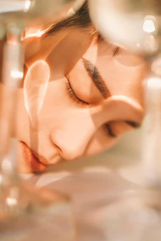 Neben zu viel Sonne kann auch Stress zu frühzeitigen Falten führen.