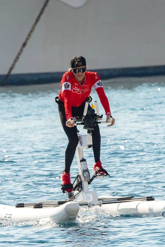 Charlène von Monaco auf dem Wasserbike