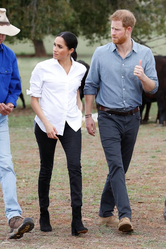 DUBBO, AUSTRALIA - OCTOBER 17: Prince Harry, Duke of Sussex and Meghan, Duchess of Sussex visit a local farming family, the Woodleys, on October 17, 2018 in Dubbo, Australia. The Duke and Duchess of Sussex are on their official 16-day Autumn tour visiting cities in Australia, Fiji, Tonga and New Zealand. (Photo by Chris Jackson - Pool/Getty Images)