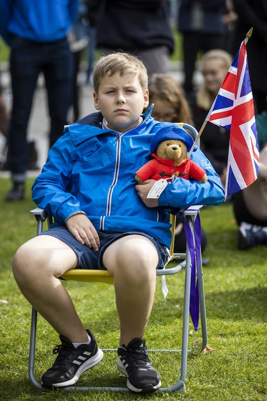 Tom Murray (9) mit seinem Paddington für Queen Elizabeth II.