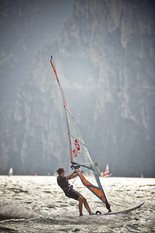 SI SPORT  - Michelle Guisin am Guardasee in Italien am Windsurfen - ©by Adrian Bretscher/SI