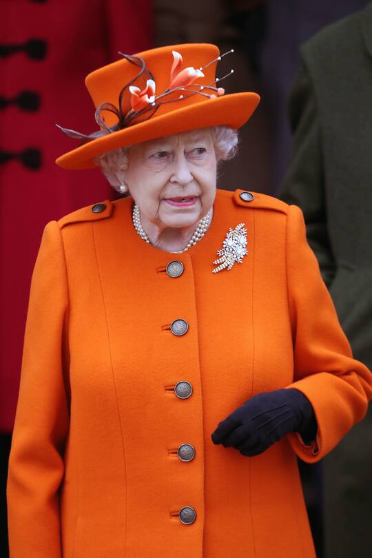 Die Queen ganz in Orange