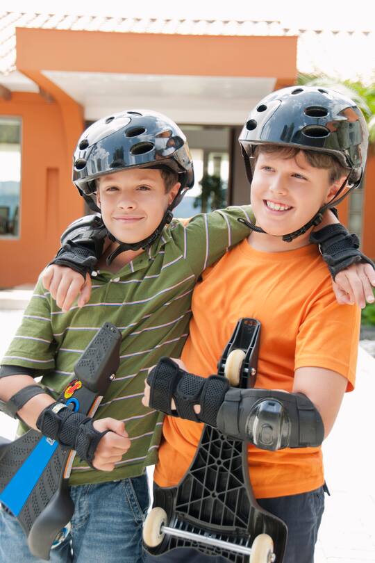 Zwei Freunde beim Skaten