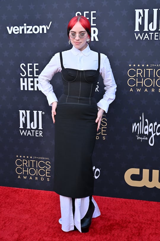 Billie Eilish in schwarzem engen Dress.