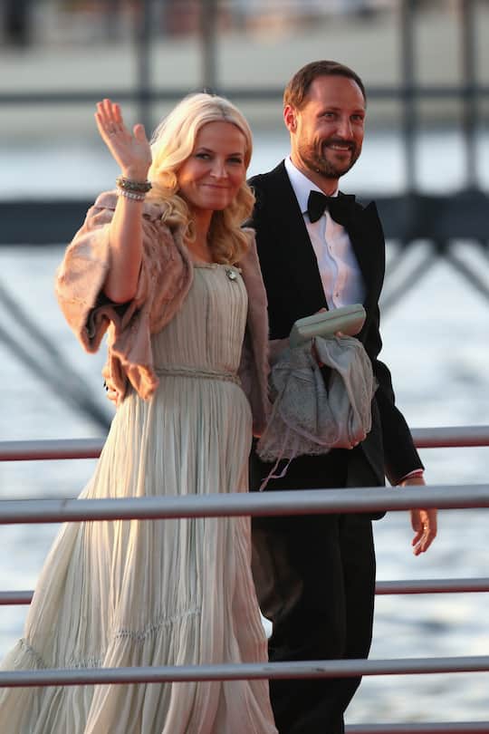 Mette-Marit und Haakon von Norwegen treffen zur Kroenungsnacht von Willem-Alexander ein