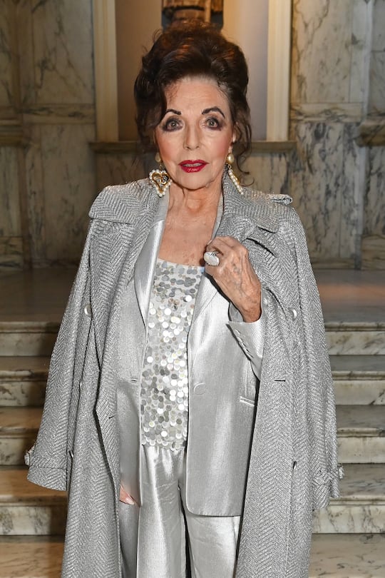 Richtig! Es ist Joan Collins, 92 Jahre alt und bekannt aus der TV-Serie «Der Denver-Clan» aus den 80er-Jahren.