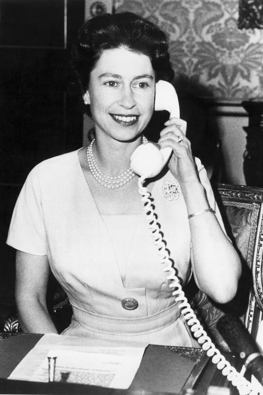 Queen Elizabeth am Telefon