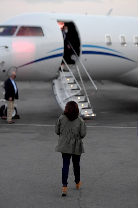 Kamala Harris trägt Trend Winterschuh 2021