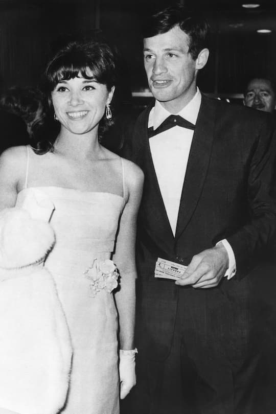Jean-Paul Belmondo et sa femme Elodie Constantin arrivant à la Berlinale (Festival international du film de Berlin) à Berlin en Allemagne, le 24 juin 1962. (Photo by KEYSTONE-FRANCE/Gamma-Rapho via Getty Images)