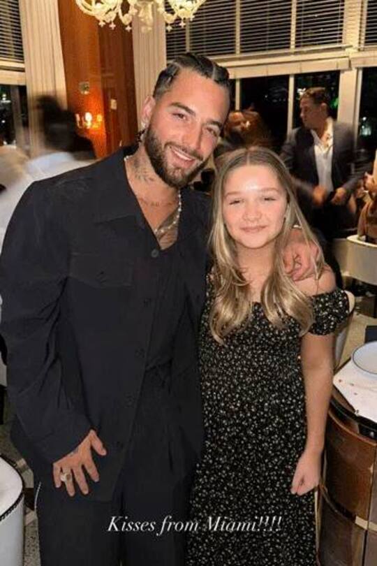 Harper Beckham posiert mit Maluma