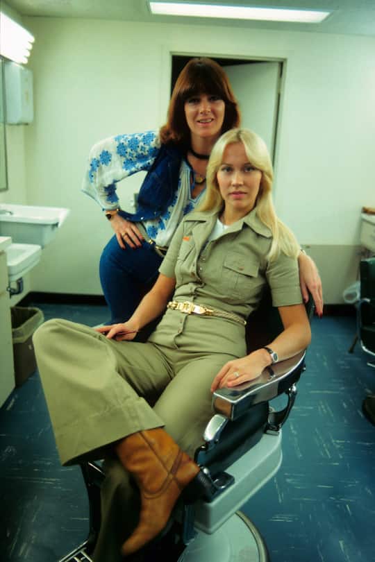 NEW YORK - 15th NOVEMBER:  Photo of ABBA and Anni-Frid LYNGSTAD and Agnetha FALTSKOG; Backstage, posed L - R: Anni-Frid Lyngstad (standing), Agnetha Faltskog at Saturday Night Live studios in New York on 15th November 1975.  (Photo by Fin Costello/Redferns)