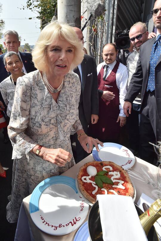 Auch Stiefgrossmutter Camilla scheint Pizza zu mögen.