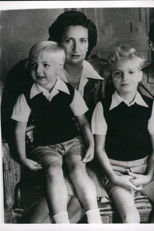 Juan Carlos als Kind (r) mit Bruder Alfonso und der Mutter.