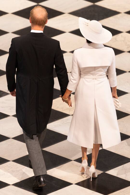 Prinz Harry und Herzogin Meghan von hinten