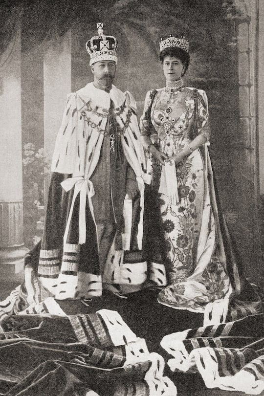 Queen Mary und König Georg VI. bei der Inthronisation 1911.