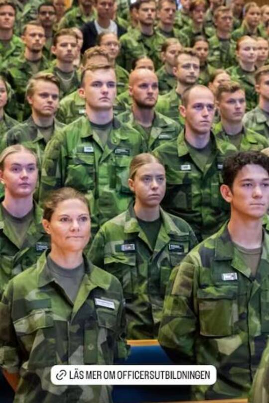 Kronprinzessin Victoria steht mit ihren Kolleginnen und Kollegen stramm.