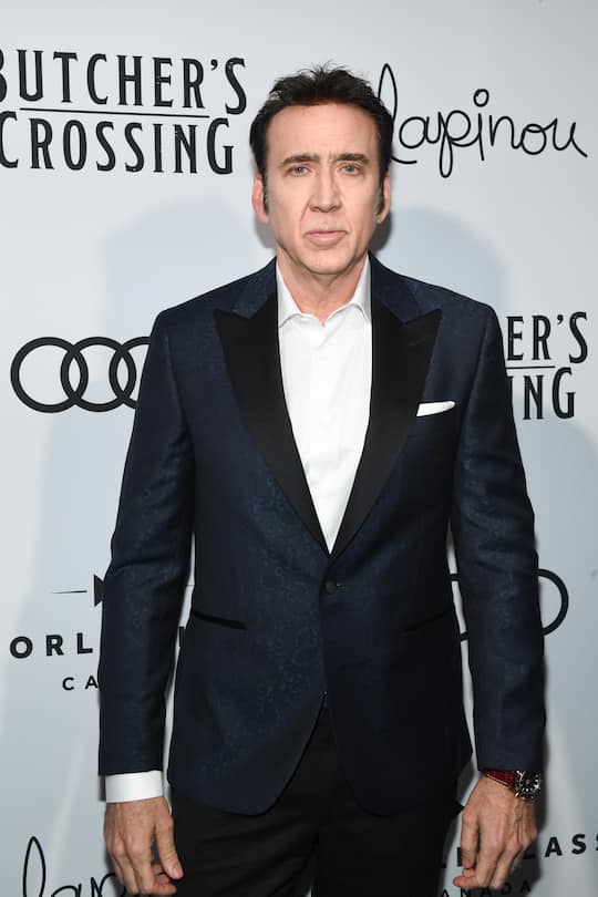 Nicolas Cage klopft für Glück auf Holz.