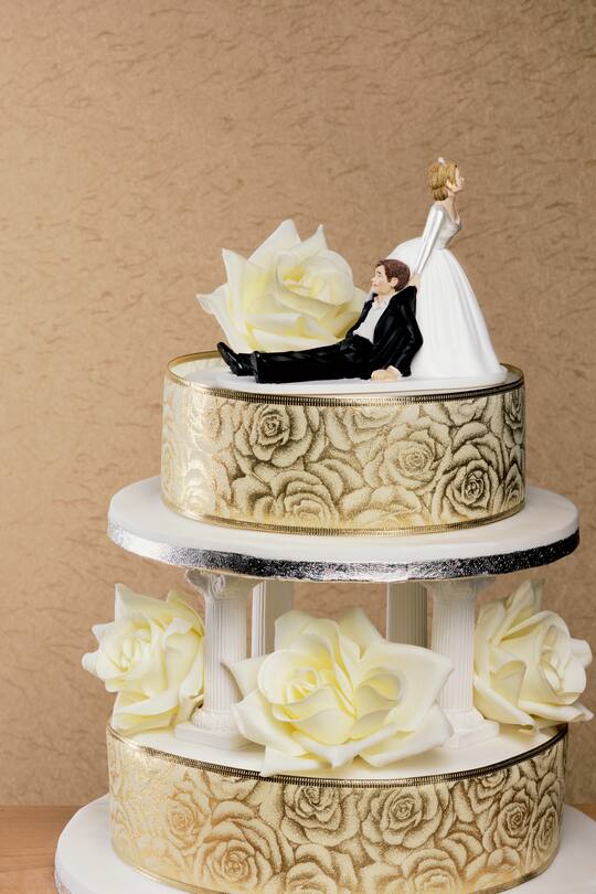 Wedding cake with wife dragging husband