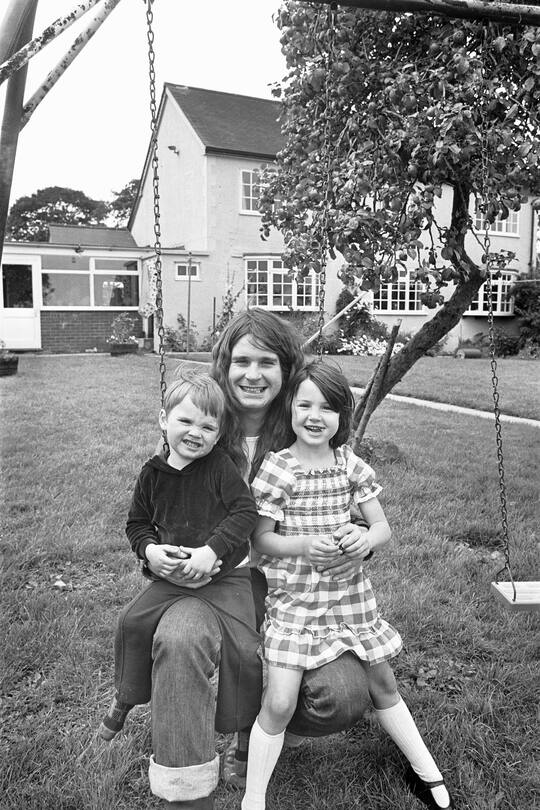 Ozzy Osbourne singer with the Heavy Metal band Black Sabbath seen here at home with his children Jessica and Louis, 19th August 1978. (Photo by Staff/Mirrorpix/Getty Images)