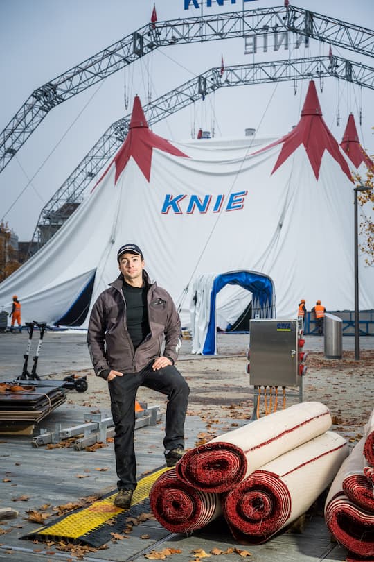 29.10.2020 und 31.10.2020 Zirkus Knie musste wegen den neuen Covid-19 Regeln von einem Tag zu anderen Schliessen.Abbau des Haubt Zelt. Ivan Frédéric Knie, Sohn von Geraldine, Hilft überall mit.Zürich (ZH)