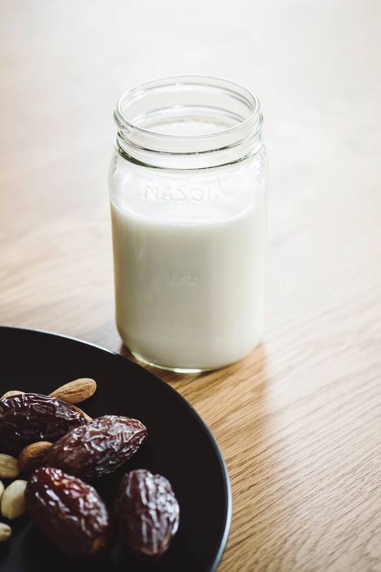 Yann Sommer (Torhüter der Schweizer Nationalmannschaft) zeigt seine liebsten Rezepte für Sportler: Mandelmilch - 6. Juni 2019 - Copyright Olivia Pulver SPORT 03/2019 Herstellung von Mandelmilch