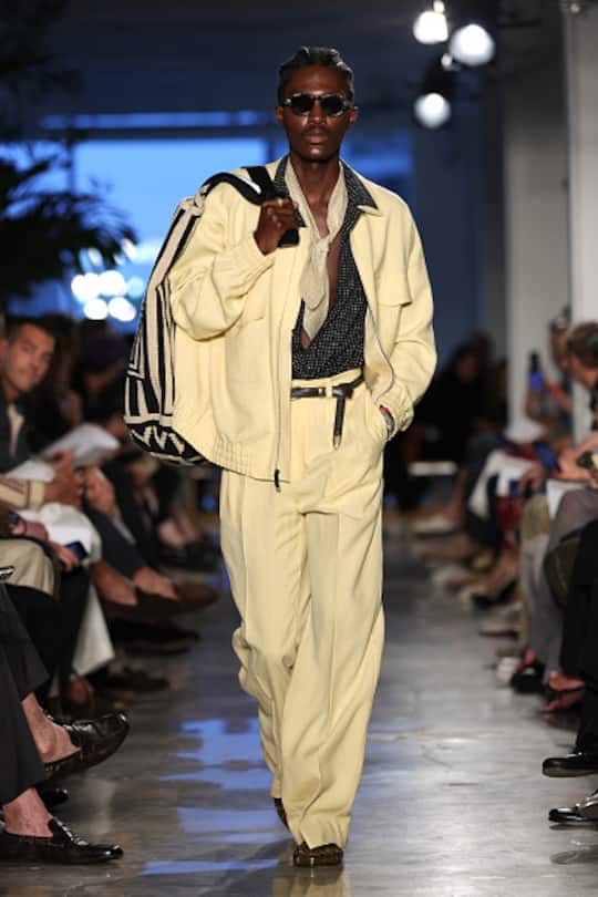 Todd Snyder stellt den verblassten Glamour Havannas in den 1950er Jahren, gemischt mit der Selbstsicherheit eines Mannes in einem Leinenanzug, der gerade in den 1980er Jahren in Miami aus einem Wasserflugzeug gestiegen ist. (Photo by Dia Dipasupil/Getty Images)