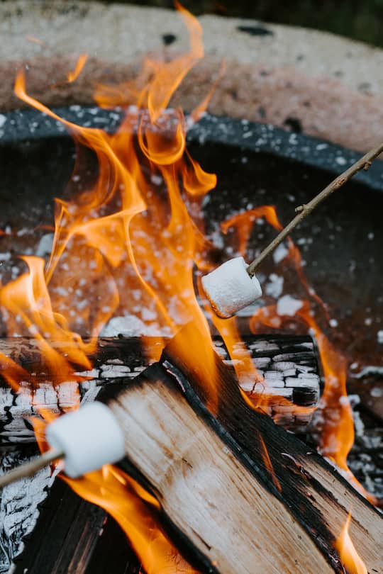 Fabienne Bamert, Fernsehmoderatorin (SRF) und ihr Freund Mario Gyr, Olympiasieger Rudern, fischen gemeinsam am Ãgerisee und bräteln Marshmellows im Garten des Hauses ihres Vaters - Dezember 2019 - Copyright Olivia Pulver