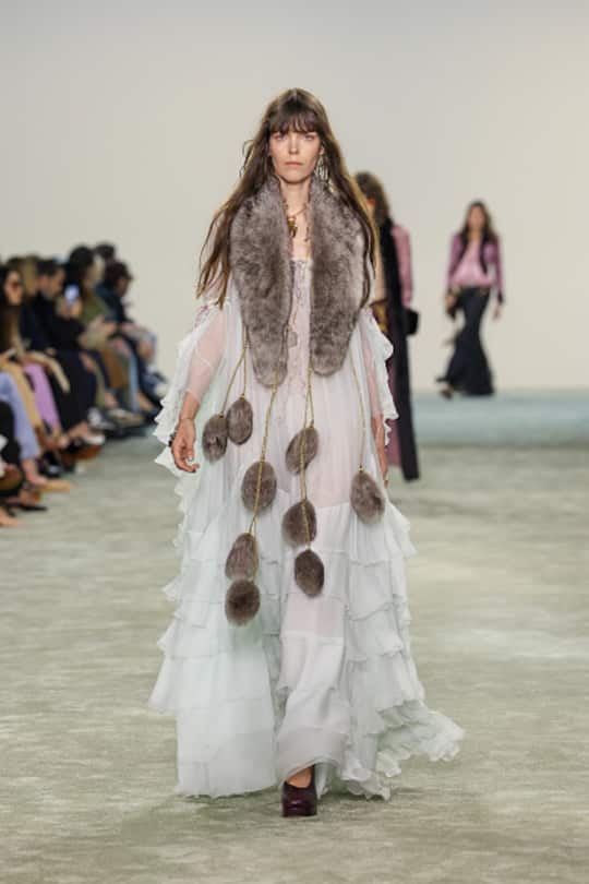 Faux-Fur Elemente sorgen beim Boho-Style von Chloé für einen luxuriösen Look.DITORIAL USE ONLY - For Non-Editorial use please seek approval from Fashion House) A model walks the runway during the Chloe Womenswear Fall/Winter 2025-2026 show as part of Paris Fashion at Tennis Club de Paris on March 06, 2025 in Paris, France. (Photo by Peter White/Getty Images)