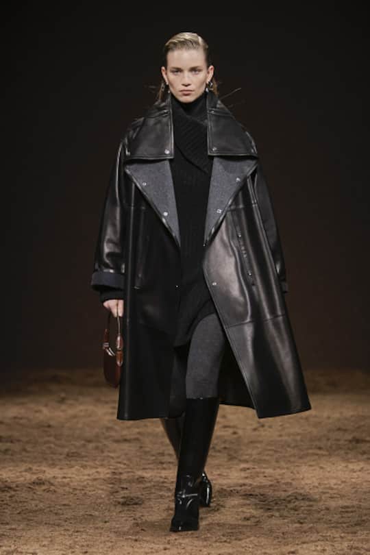 Androgyne Leder Looks dominierten diese Pariser Fashion Week 2025/26 beim Modehaus Hermès.PARIS, FRANCE - MARCH 08: A model walks the runway during the Hermes Ready to Wear Fall/Winter 2025-2026 fashion show as part of the Paris Fashion Week on March 8, 2025 in Paris, France. (Photo by Victor VIRGILE/Gamma-Rapho via Getty Images)